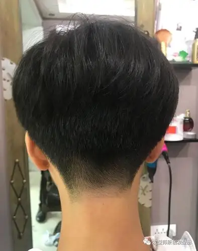 2018流行"剃后脖"_短发