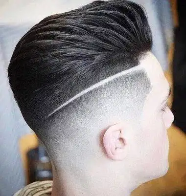 有刻痕发型让欧美男生变身badboy做个旁边有划痕的短发怎么调整