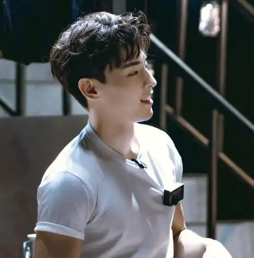 邓伦穿紧身衣训练,肌肉线条丰满,也是一个深藏不露的健身玩家