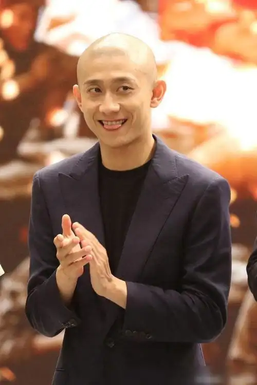 光头张一山正装出席活动,表情严肃一本正经,下一秒就变表情包