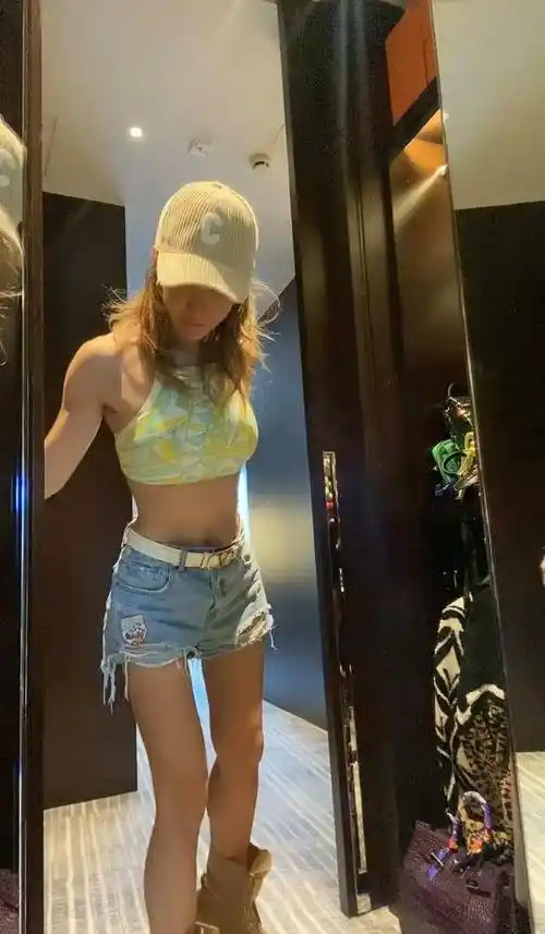 李玟大秀内衣热舞,蜂腰马甲线,自曝瘦身秘籍_好身材_视频_身体