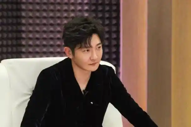 "老男孩"郭京飞,与鲍莉闪婚,17年宠妻如宝,今一家三口很幸福