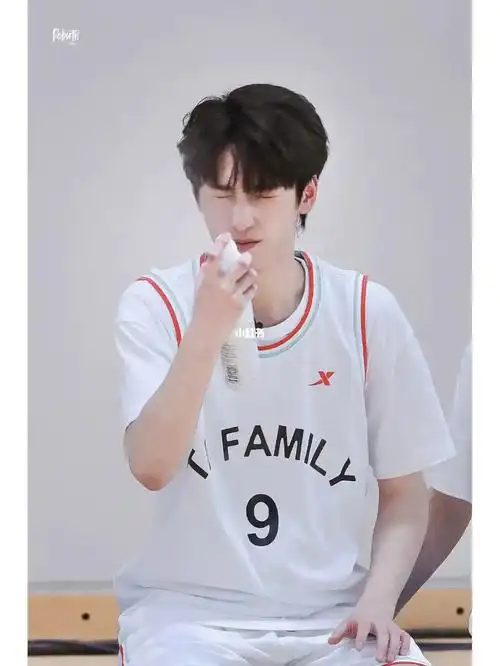 偶遇大学生严浩翔