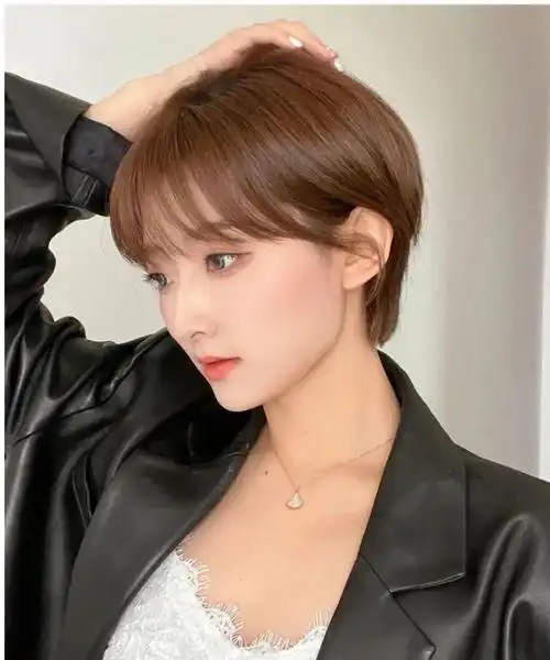 修饰头型的短发