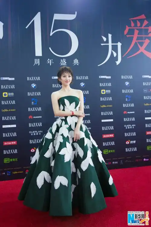 芭莎慈善夜红毯星光熠熠章子怡李冰冰同框合影