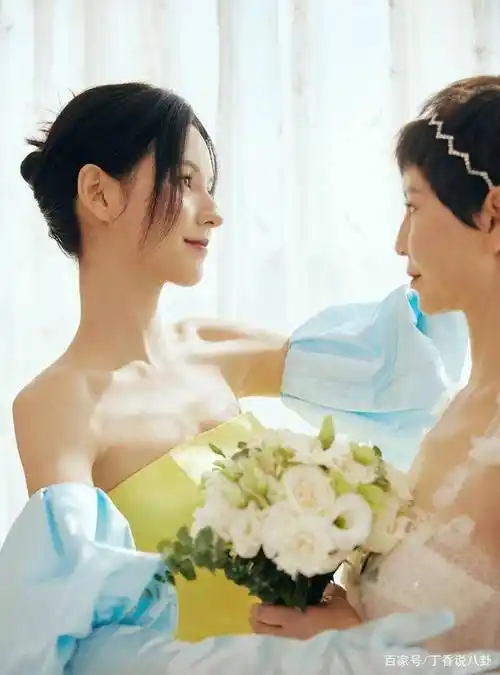 张予曦带父母拍婚纱照,一家三口全是高颜值,家族基因太强大了_网友