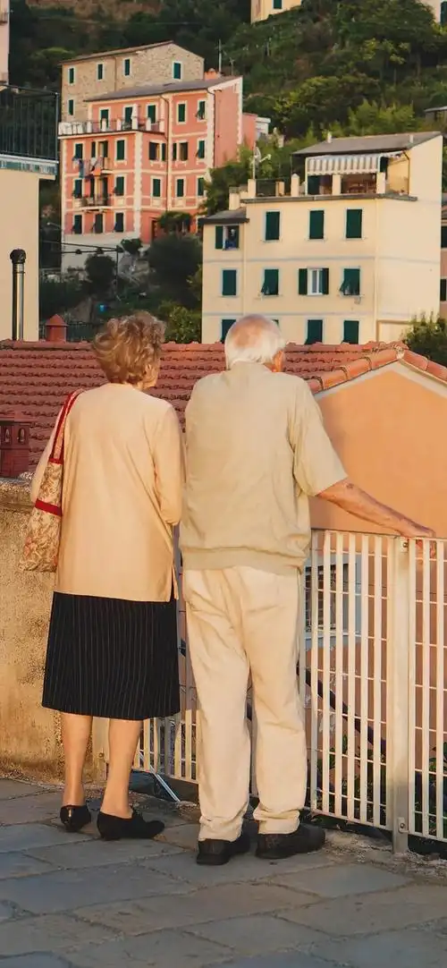 很喜欢老爷爷老奶奶的背影图