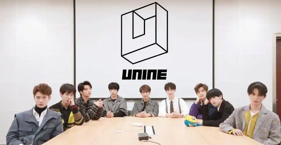 unine52秒选完应援色被粉丝嫌弃太随意,夏瀚宇被"孤立"成团欺_极光