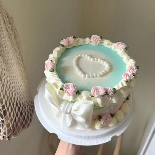 女士复古生日蛋糕