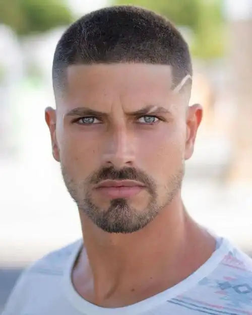 这款寸头造型一看就很有硬汉风 ,超短的裁剪简单又利落 ,凸显出硬朗的