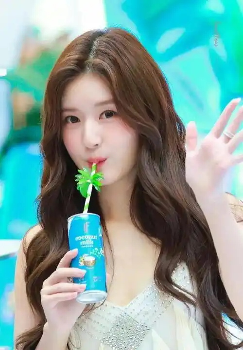 赵露思这次甜如奶茶,白色吊带连衣裙韩范儿十足,香香软软洋娃娃_美