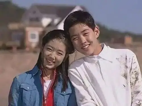 2003年她又初次出演了电视剧 《天国的阶梯》获得了sbs演技大赏童星奖