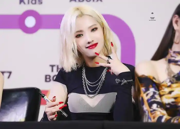 美图贴金色短发时期的田小娟