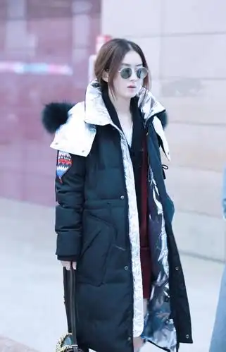 赵丽颖穿羽绒服不忘赶时髦配的牛仔裤挖了仨洞太抢镜