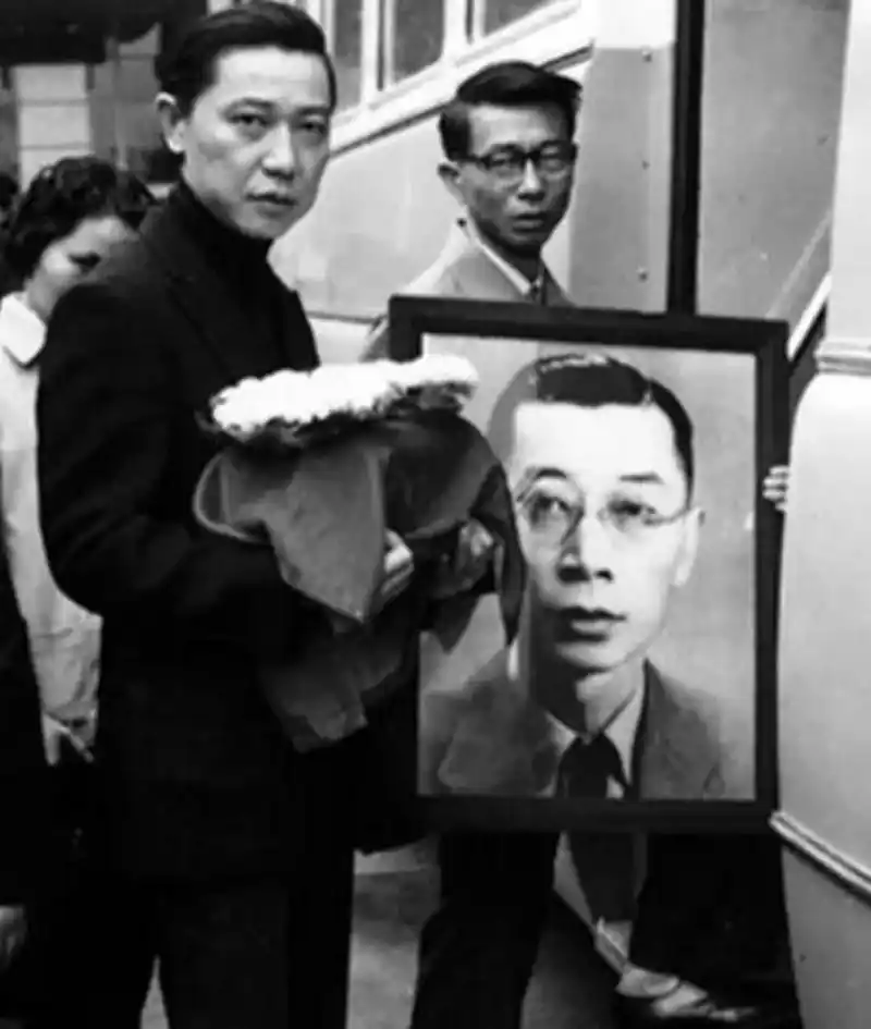 当时他们的儿子傅聪也身在国外,他们的骨灰也只得暂存万国殡仪馆.