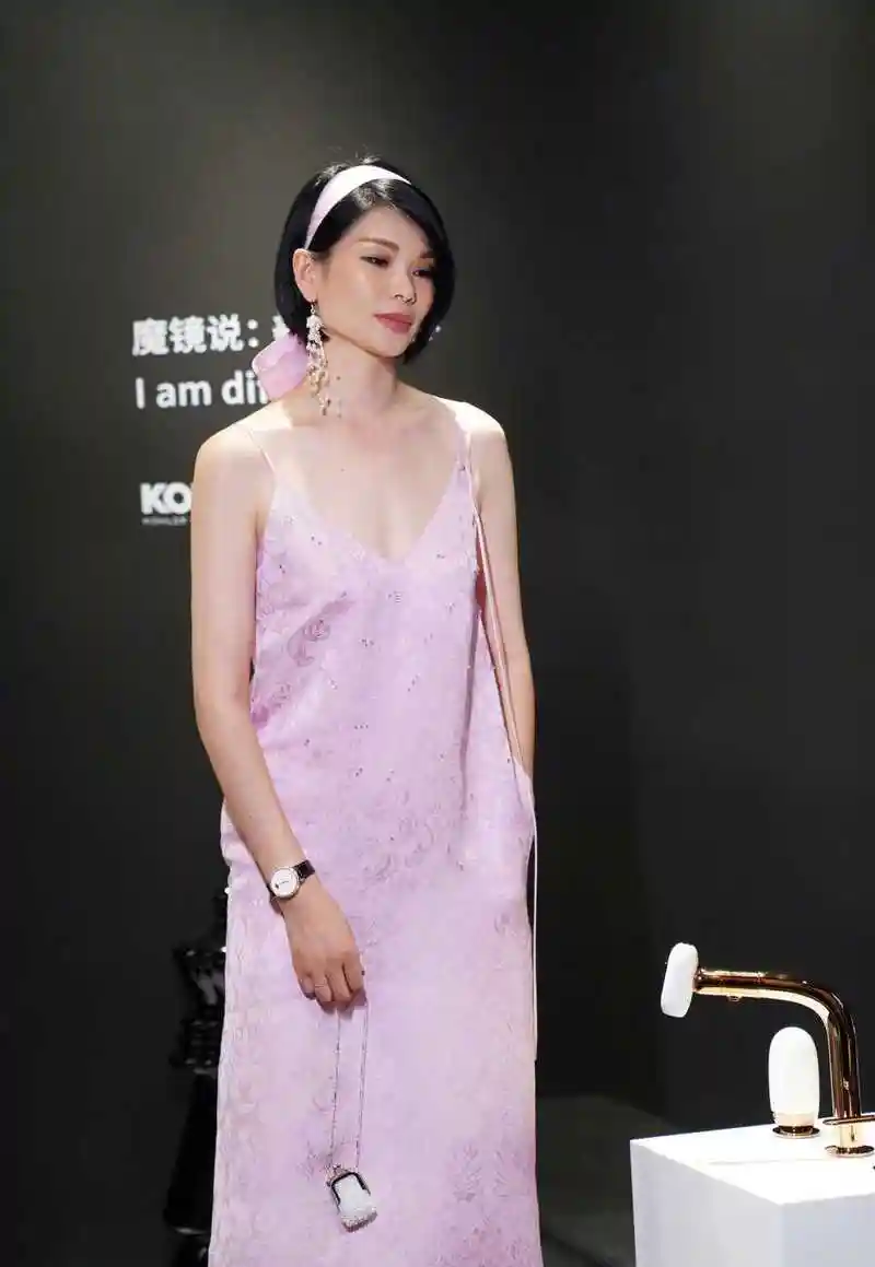 吕燕真不愧是超模穿一身孔雀毛连衣裙结合黑色渔网气场全开