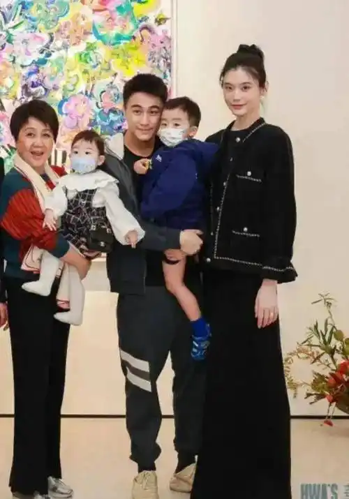 4岁何广燊身材高挑,奚梦瑶的美腿十分抢眼_儿子_黑色_女儿