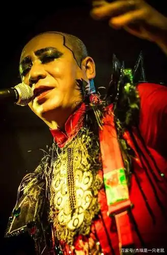 二手玫瑰梁龙:从基层保安到知名乐队主唱的故事