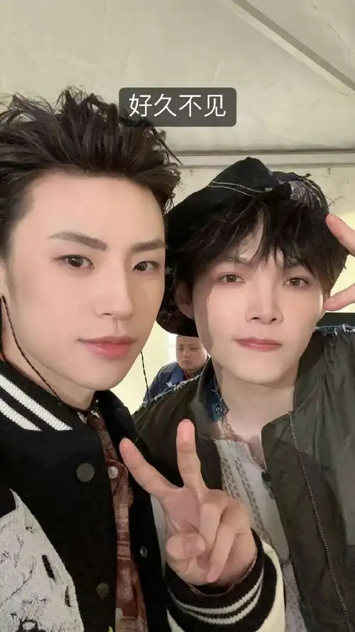 小鬼朱星杰比耶合照