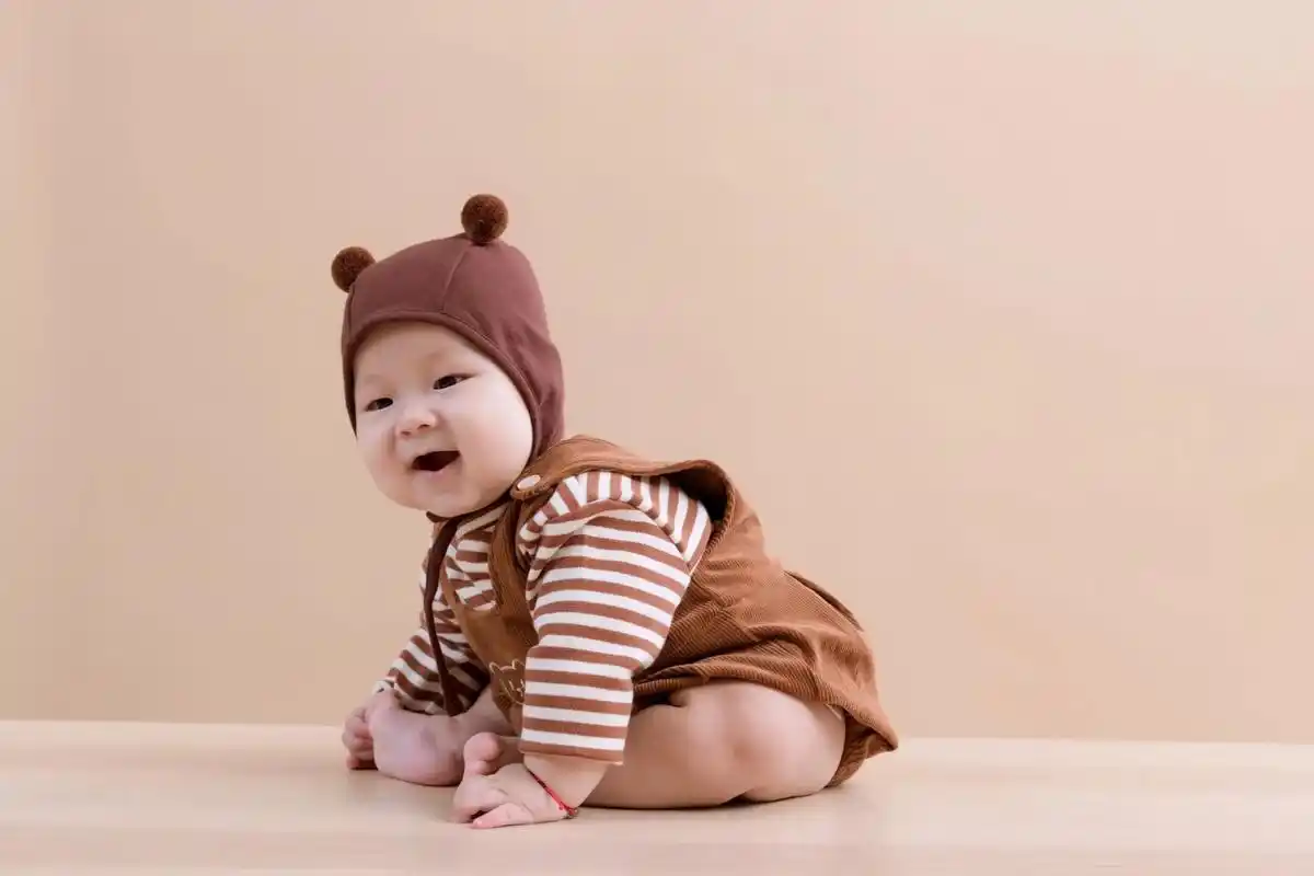 呆萌可爱的小熊套装婴儿摄影.