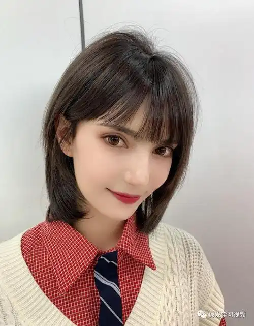 短发,看起来普普通通但是非常显年轻显脸小,适合鹅蛋小脸小圆脸的女生