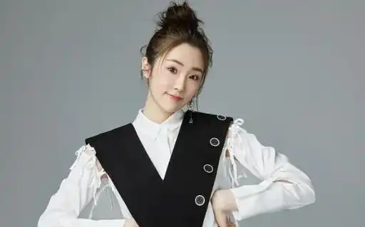 演完赵丽颖妹妹又来演热巴好闺蜜60岁高龄的张凯丽也太难了