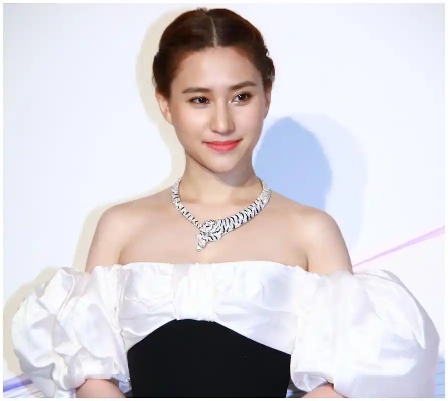 同是赌王千金,何超琼仅用一句话就将她碾压的渣都不剩,情商高