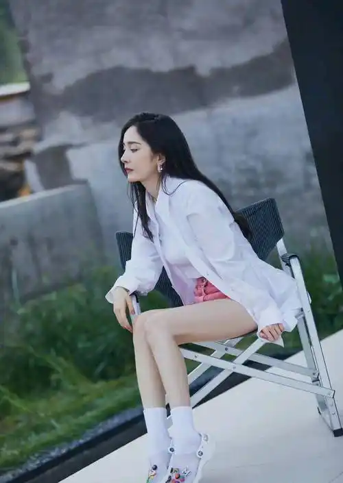 原创腿型好看的女生杨幂教你如何在早秋走捷径秀出身材穿出时髦感