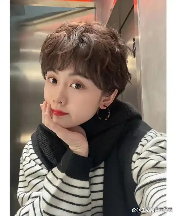 中年女人若不想被喊大妈,别留黑长直,烫大卷!这5种发型更减龄