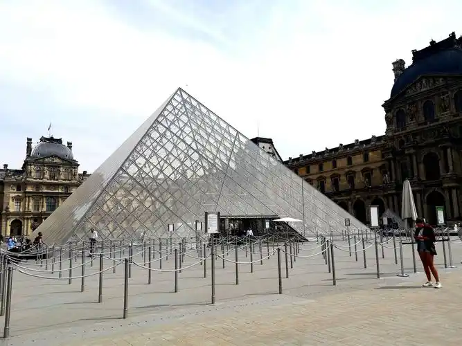 卢浮宫博物馆宫前的金字塔形玻璃入口,占地面积为24公顷,是著名凰人