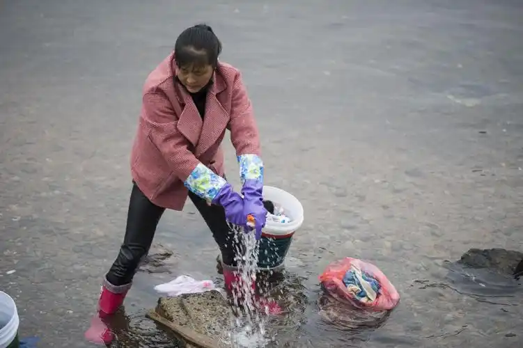 2018年12月5日,清晨,合肥庐江汤池镇马槽河边的洗衣女在河边洗衣服