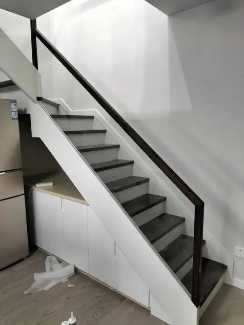 这个拼色还不错哦#楼梯设计  #上海装修  #楼梯  #玻璃楼梯扶手