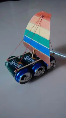 也是从二年级开始,我发现我非常热爱做手工,你看这就是我做的小帆船