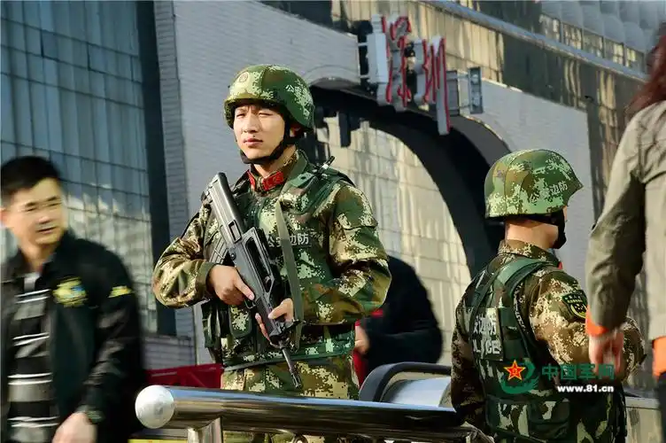 武警护航春运 巡逻日均四万步(组图)