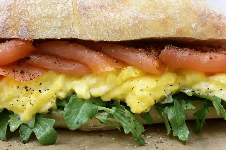 how to make velvety scrambled eggs like the french