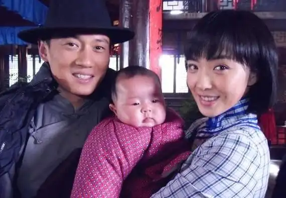 徐洪浩虽然长得不是特别帅,但演戏的时候特别有魅力,也很有亲和力,他