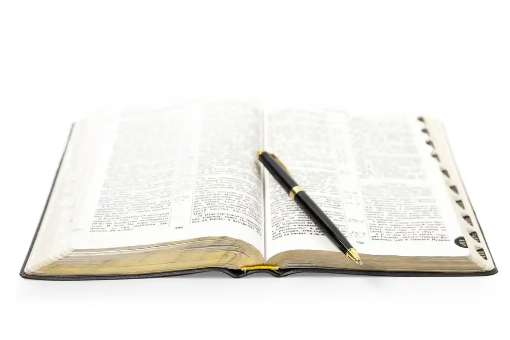 书和笔,书和笔,在白色背景上孤立