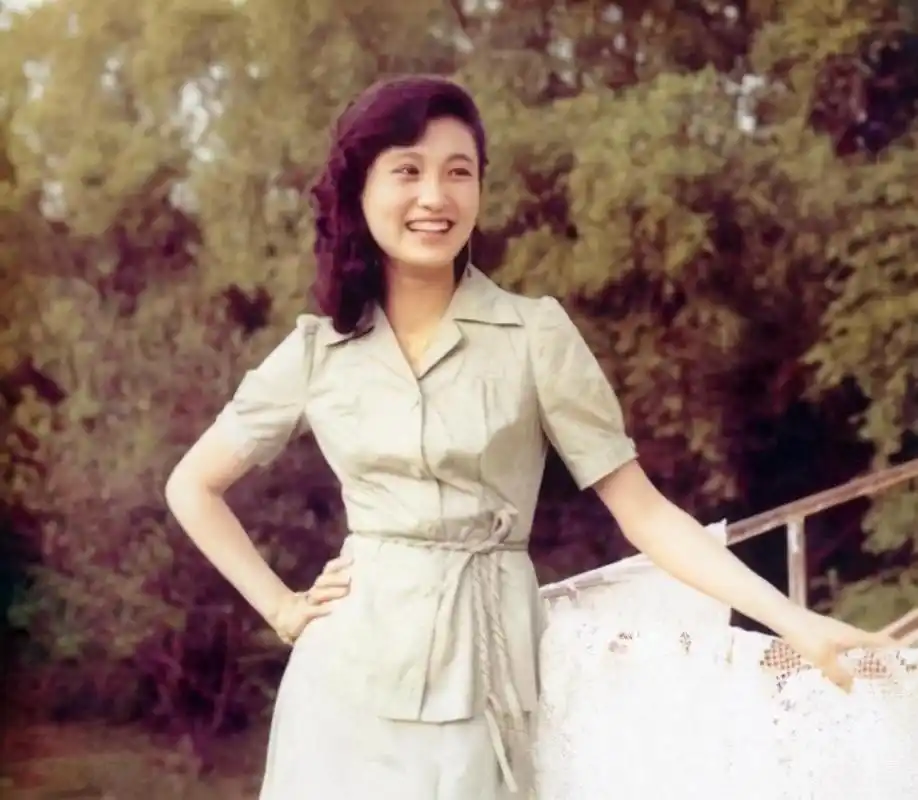 原创55岁林芳兵年轻时又美又时髦毛衣裙腰带风情妩媚照穿高级