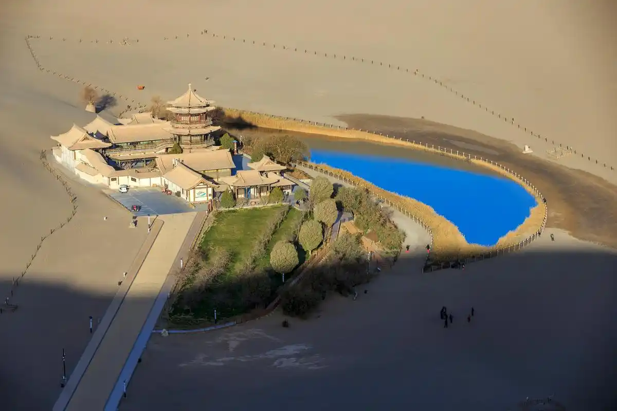 嬉行记# 敦煌大月牙湖,又称敦煌蒙湖,位于中国甘肃省敦煌市,是敦煌