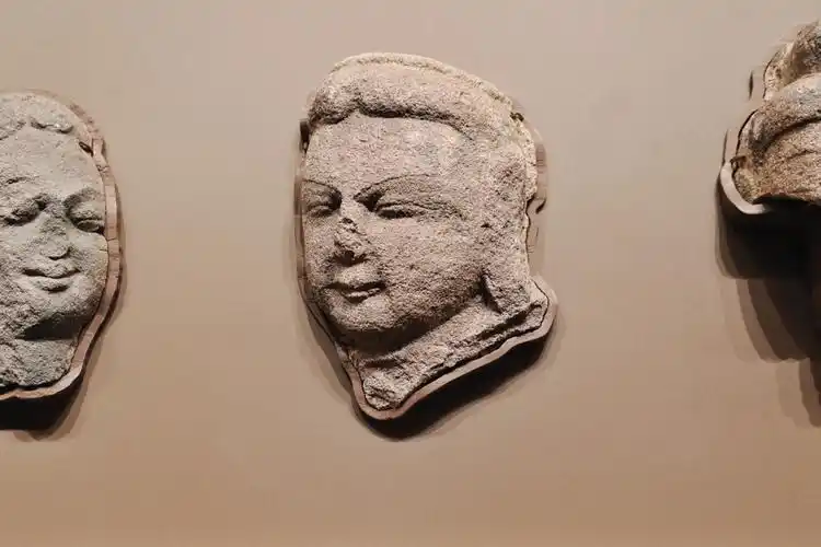 石天人头部残件这件虎镇铸工精湛,形体塑造生动