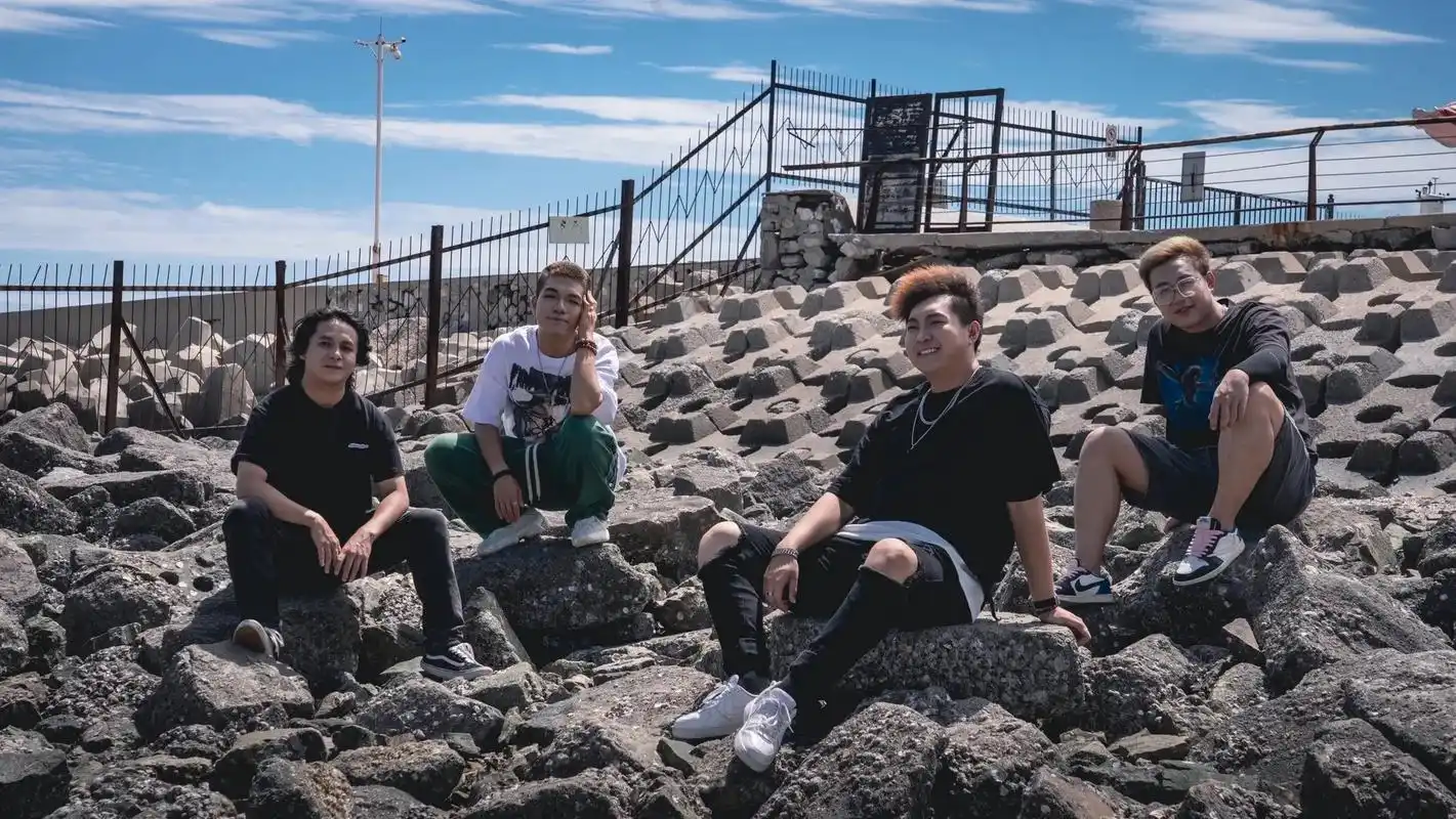 《五分钟的拥抱》-the137乐队.宣传一下我们乐队的歌哦! - 抖音