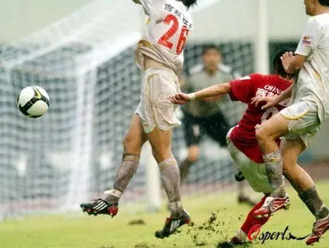 图文-[中超]深圳上清饮1-2长春亚泰 黄凤涛拔脚怒射