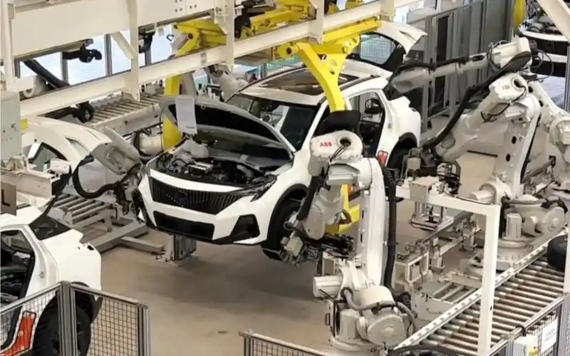 机器人生产汽车流水线