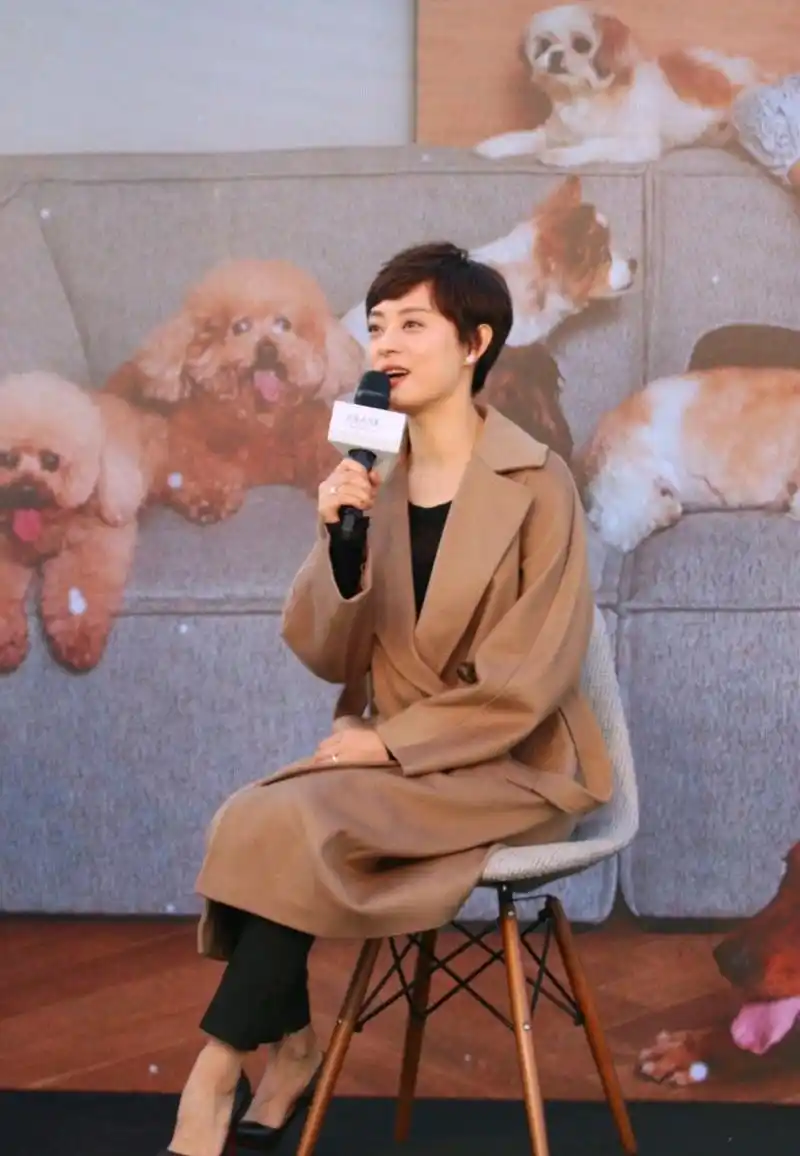 孙俪短发造型很精神,身穿驼色大衣搭配黑色低领针织衫,很有气场