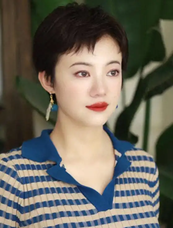 女人过了45岁,夏天就剪这3款"短发",减龄显气质,人见人夸