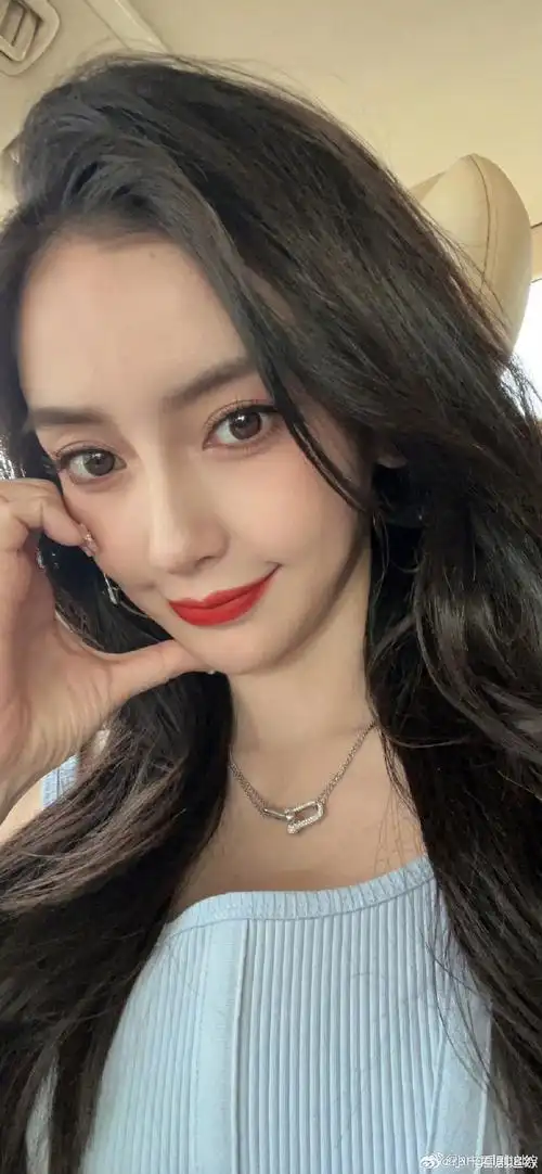 杨颖脸颊比心随拍##angelababy脸颊比心自拍##angelababy水蓝人鱼姬