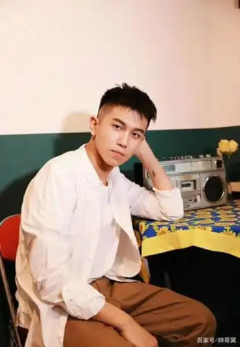 帅气的小哥哥,一身的宽松搭配,完美的展现了一位90后男生的日常.