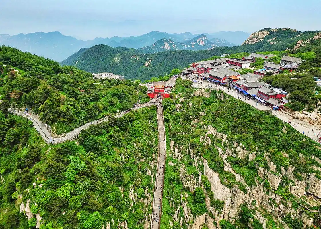 泰山  泰山位于中国东部山东省泰安市,是中国五岳之一,有"五岳之首"的