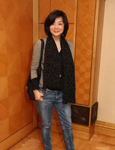 香港艺人陈玉莲近况 近年常做慈善并四处收女徒