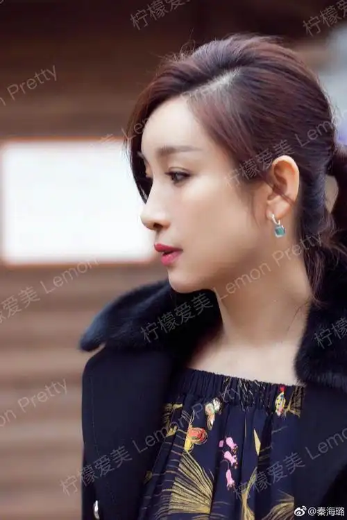 割了双眼皮的秦海璐在微博上晒出的照片看起来比以前更有气质了!